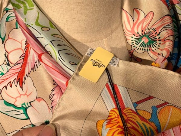 hermes ladies summer silk scarf Milk color - Image 5