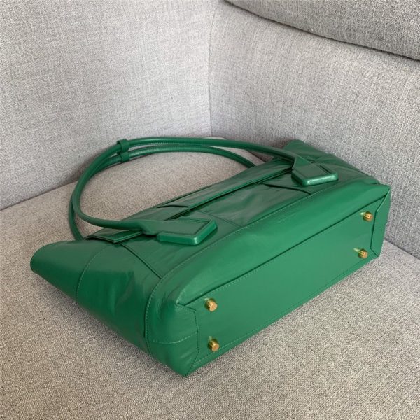 bottega veneta arco slouch bag green - Image 3