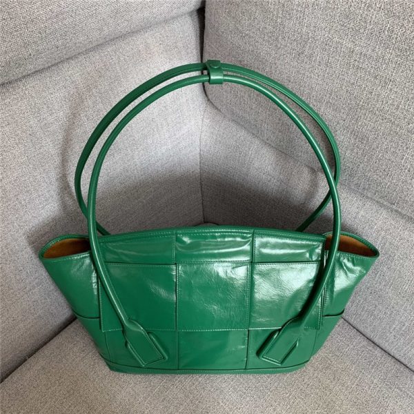 bottega veneta arco slouch bag green - Image 5